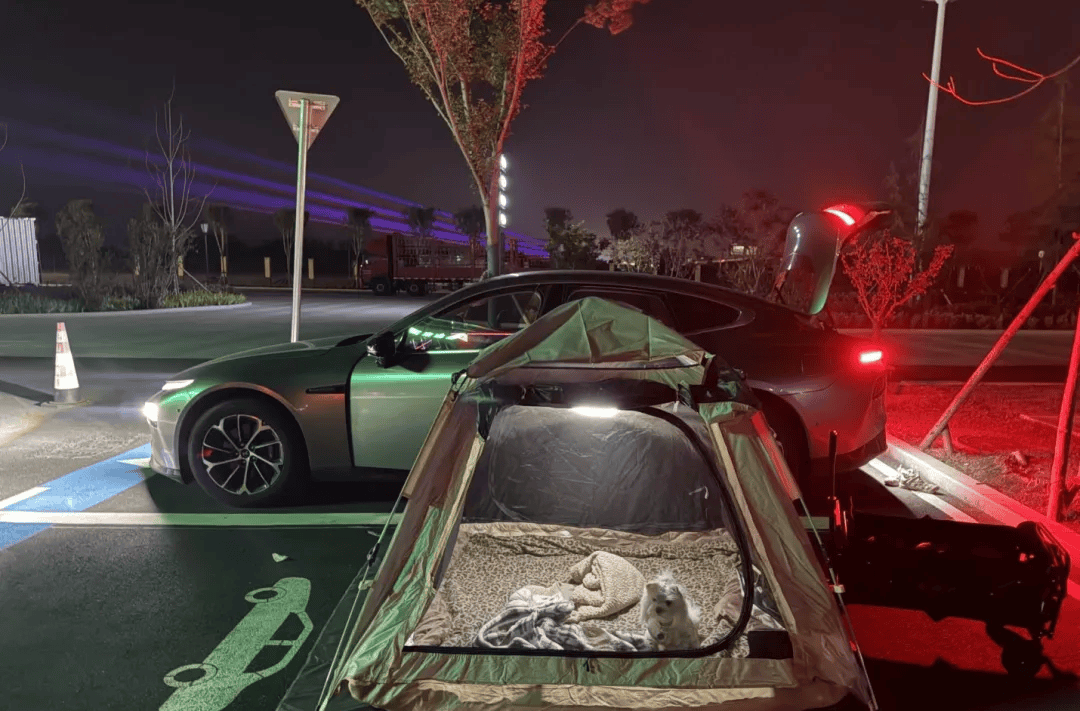 期间年轻人旅行掀起“帐篷过夜”热潮冰球突破豪华版不住酒店住帐篷!国庆(图3) 期间年轻人旅行掀起“帐篷过夜”热潮冰球突破豪华版不住酒店住帐篷!国庆(图3)