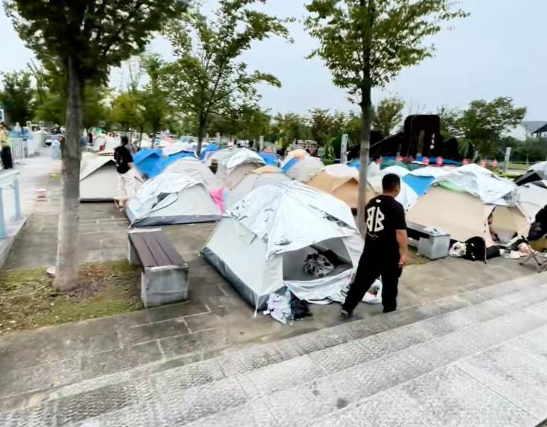 “长满”帐篷年轻人:宁睡车里也不当“冤大头”!冰球突破豪华版app酒店老板傻眼了!国庆停车场(图6) “长满”帐篷年轻人:宁睡车里也不当“冤大头”!冰球突破豪华版app酒店老板傻眼了!国庆停车场(图6)