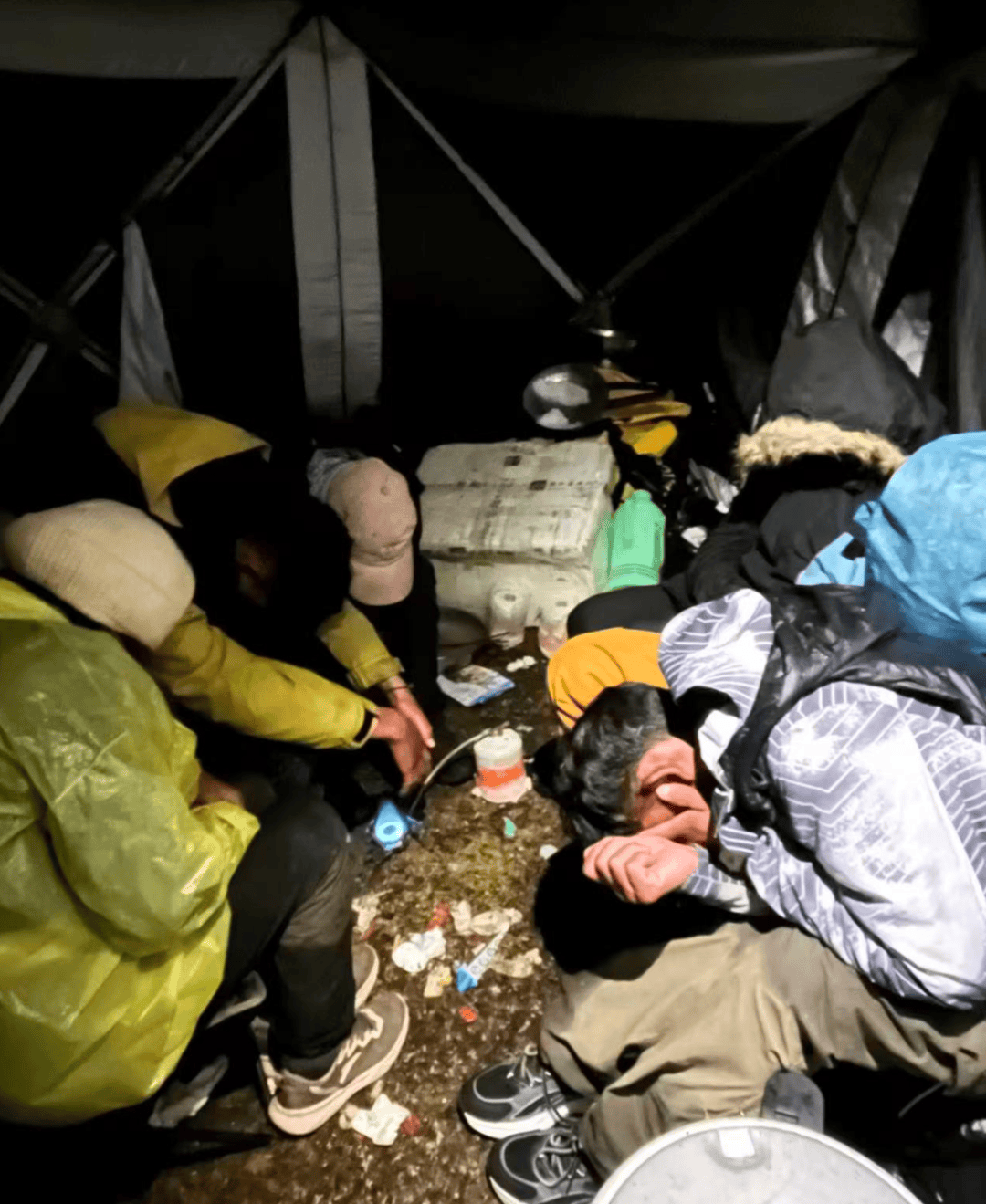 公园”在暴雪和雷电中度过惊魂一夜冰球突破