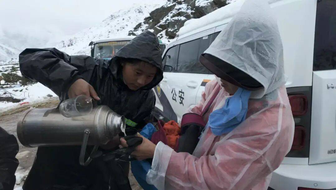 公园”在暴雪和雷电中度过惊魂一夜冰球突破正规网站“上千人来珠峰逛(图5)