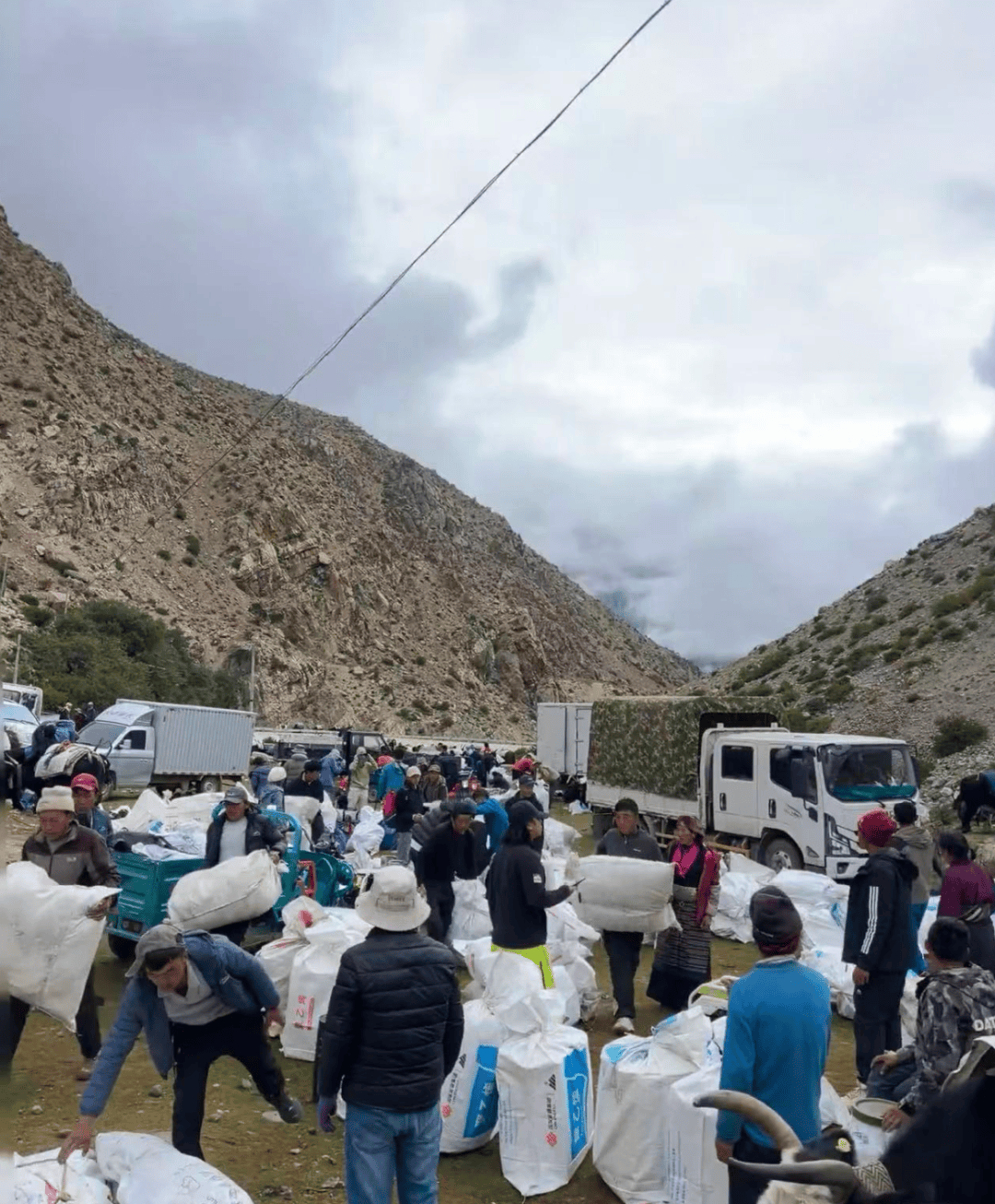 公园”在暴雪和雷电中度过惊魂一夜冰球突破正规网站“上千人来珠峰逛(图6)