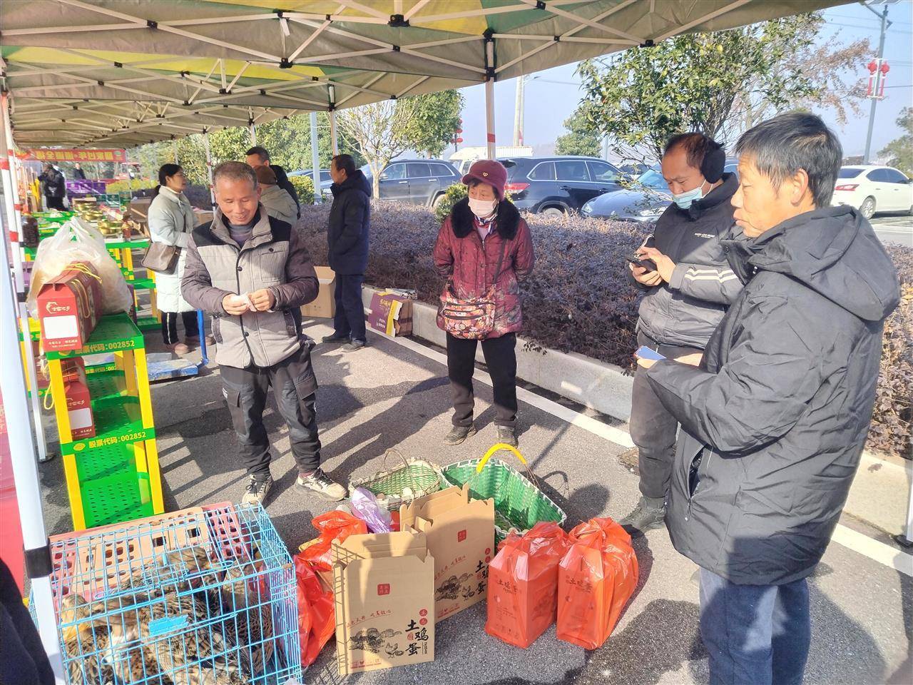 相“村集”江夏南山村首办年货节热闹非凡冰球突破爆百万大奖10个村农产品集中亮(图2) 相“村集”江夏南山村首办年货节热闹非凡冰球突破爆百万大奖10个村农产品集中亮(图2)